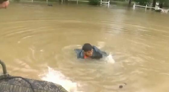 انقاذ سيدة وكلبها من الفيضانات.. شاهد بطولة منقذيهما صورة رقم 3