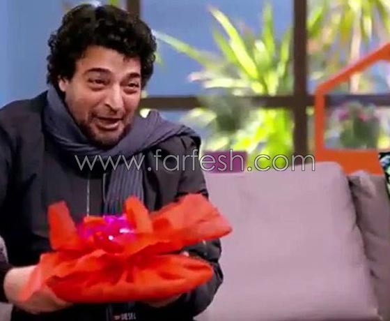  أغرب هدايا الفنانين: راقصة حامل، شوال ارز وسروال داخلي! صورة رقم 7