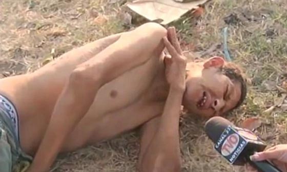 صحفية تجري حوارا مع رجل مصاب قبل ان يلفظ انفاسه الاخيرة صورة رقم 2