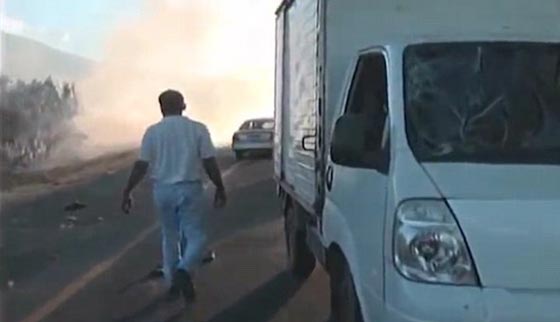 صحفية تجري حوارا مع رجل مصاب قبل ان يلفظ انفاسه الاخيرة صورة رقم 1