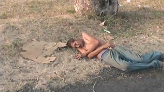 صحفية تجري حوارا مع رجل مصاب قبل ان يلفظ انفاسه الاخيرة صورة رقم 4