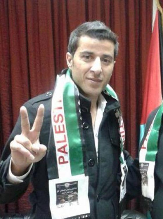  فنان تشكيلي فلسطيني يحتفي بذكرى محمود دروبش بعمل فني مبهر.. شاهد صورة رقم 2