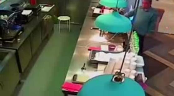 فيديو مثير.. عجوز يسرق هاتفا من مطعم بخفة ودون توتر او اتباك صورة رقم 1