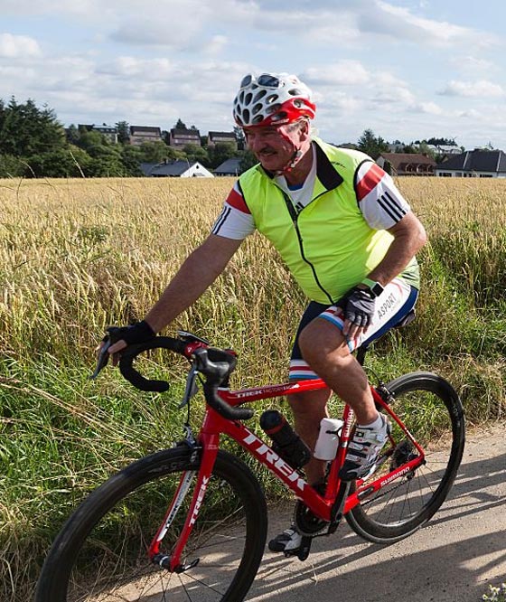 وزير على جبال الالب بدراجته الهوائية.. صور صورة رقم 1