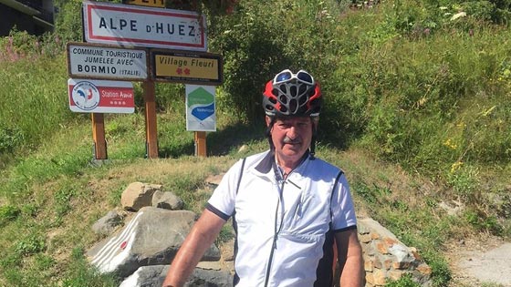 وزير على جبال الالب بدراجته الهوائية.. صور صورة رقم 2