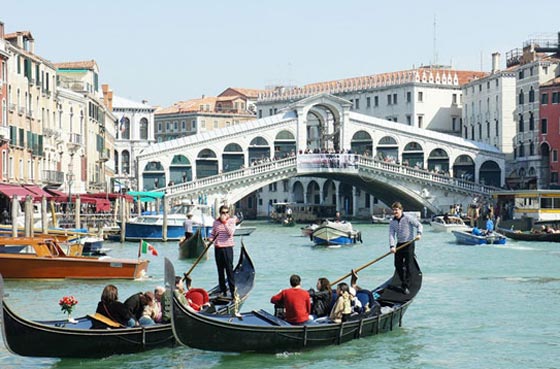 عمدة البندقية يهدد بسجن السواح المشاغبين بعدما طفح الكيل!! صورة رقم 1