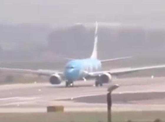 هبوط اضطراري لطائرة ركاب في بن غوريون بسبب تفكك جزء منها.. فيديو صورة رقم 1