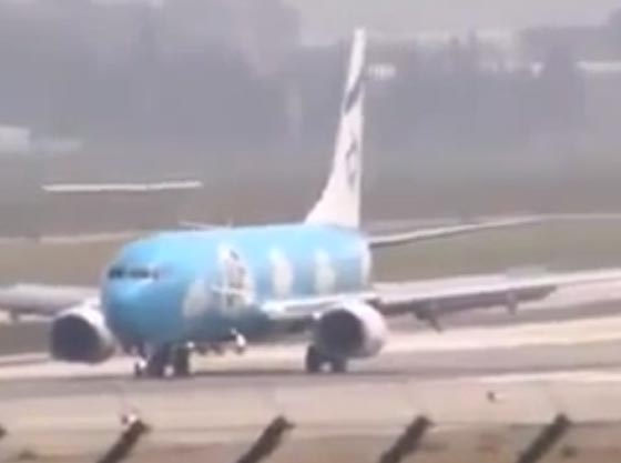 هبوط اضطراري لطائرة ركاب في بن غوريون بسبب تفكك جزء منها.. فيديو صورة رقم 3