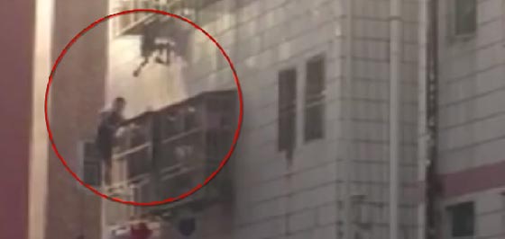 رجل صيني شجاع يتسلق الجدران مثل سبايدرمان لانقاذ طفل صورة رقم 2