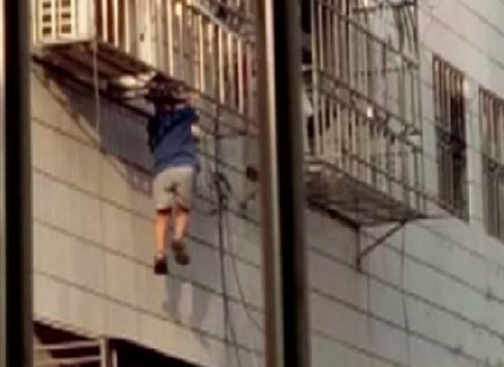 رجل صيني شجاع يتسلق الجدران مثل سبايدرمان لانقاذ طفل صورة رقم 3