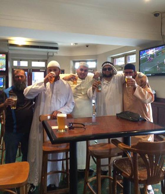 معادون للاسلام يقتحمون كنيسة استرالية بملابس اسلامية.. فيديو صورة رقم 1