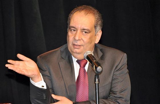 الروائي يوسف زيدان يتعرض لموقف محرج لاصراره على التدخين خلال ندوة صورة رقم 5