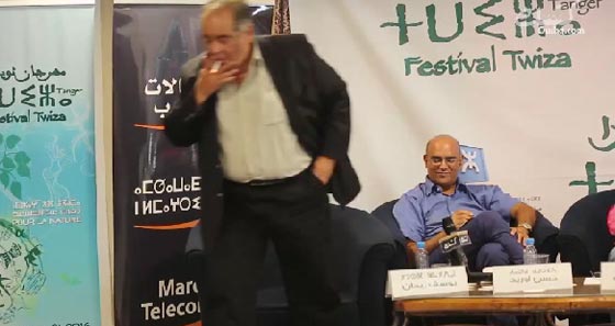 الروائي يوسف زيدان يتعرض لموقف محرج لاصراره على التدخين خلال ندوة صورة رقم 3