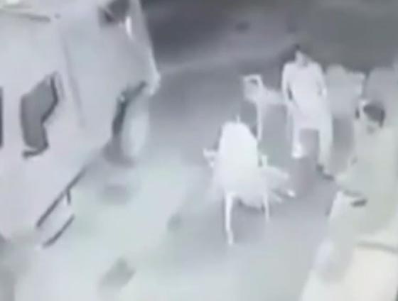 فلسطينيون يتخلصون من فخ اسرائيلي قبل انفجار قنبلة بثوان معدودات صورة رقم 1