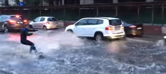 محمود يعتلي الامواج في شوارع موسكو بمهارة وابداع صورة رقم 2