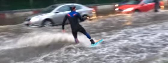 محمود يعتلي الامواج في شوارع موسكو بمهارة وابداع صورة رقم 3