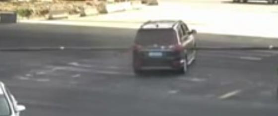 حالات نجت باعجوبة من ارهاب الطرق.. بينها سيارة سحقتها شاحنة صورة رقم 1