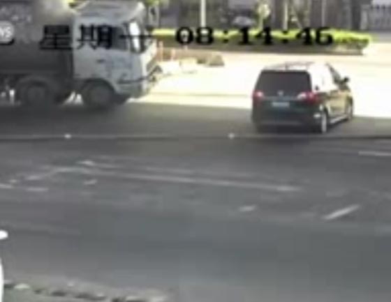 حالات نجت باعجوبة من ارهاب الطرق.. بينها سيارة سحقتها شاحنة صورة رقم 2