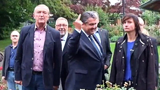 نائب المستشارة الالمانية يرد على شتائم المتطرفين بحركة بذيئة!! صورة رقم 2