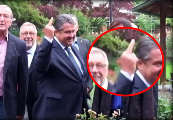 نائب المستشارة الالمانية يرد على شتائم المتطرفين بحركة بذيئة!! صورة رقم 1