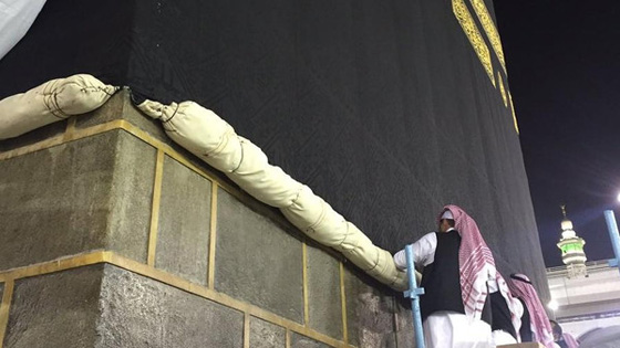 رئاسة الحرم تحمي كسوة الكعبة على طريقتها الخاصة صورة رقم 1