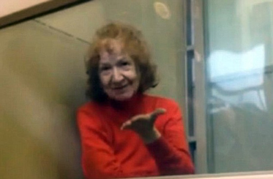 ريّا الروسية تنُوّم صديقتها العجوز.. تقطع راسها بمنشار وتطهوه!! صورة رقم 1