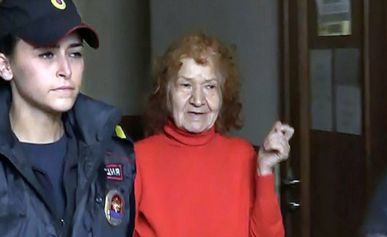 ريّا الروسية تنُوّم صديقتها العجوز.. تقطع راسها بمنشار وتطهوه!! صورة رقم 3