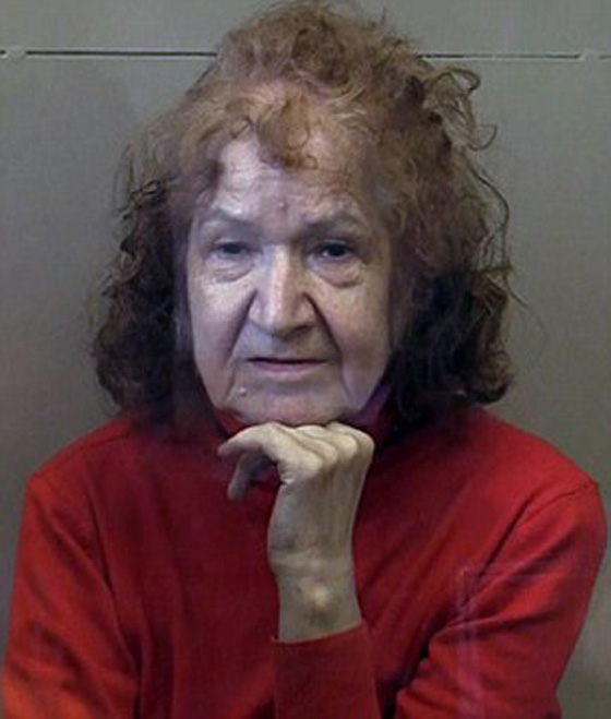 ريّا الروسية تنُوّم صديقتها العجوز.. تقطع راسها بمنشار وتطهوه!! صورة رقم 5