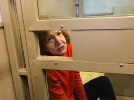 ريّا الروسية تنُوّم صديقتها العجوز.. تقطع راسها بمنشار وتطهوه!! صورة رقم 6