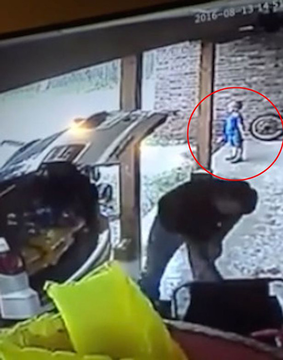 حادث مريع.. برقة عنيفة تصعق رجلا على مرأى من طفليه!! صورة رقم 3