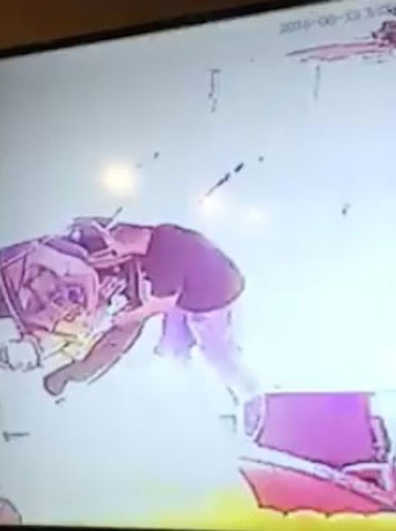 حادث مريع.. برقة عنيفة تصعق رجلا على مرأى من طفليه!! صورة رقم 4