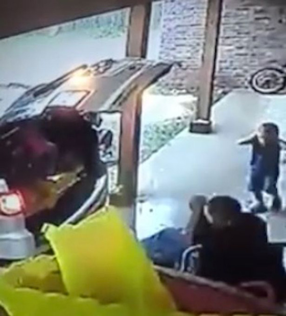 حادث مريع.. برقة عنيفة تصعق رجلا على مرأى من طفليه!! صورة رقم 2