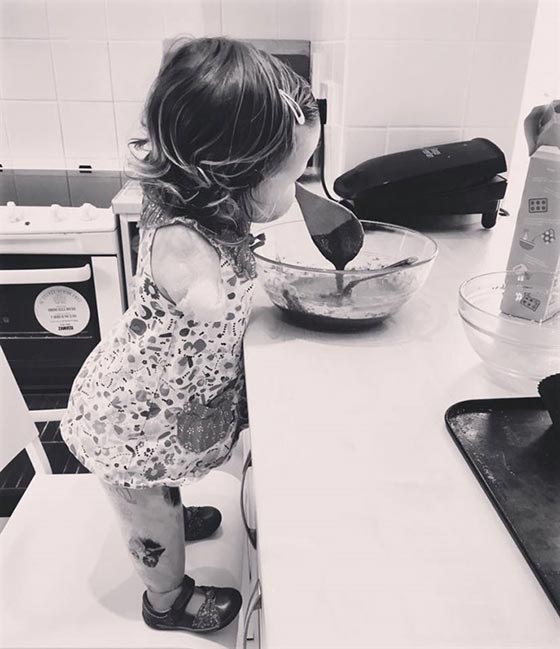 طفلة مبتورة الاطراف تفاجئ امها ببتر اطراف لعبتها.. شاهدها صورة رقم 9