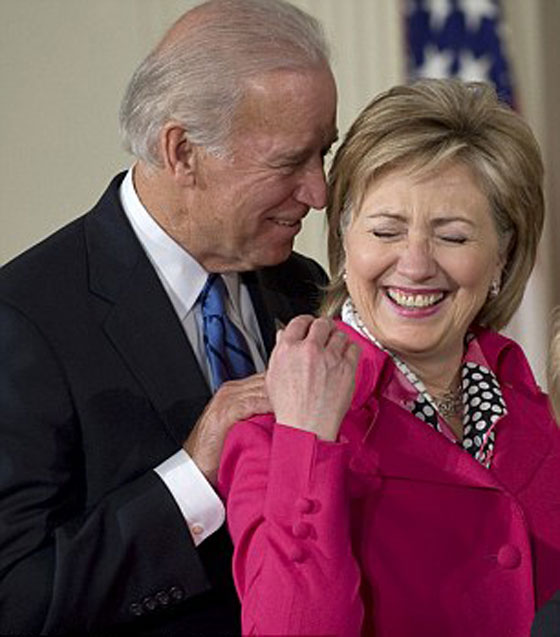 جو بايدن يعانق هيلاري كلينتون بصورة تسببت لها بحرج بالغ.. فيديو صورة رقم 10