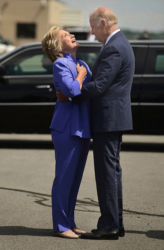 جو بايدن يعانق هيلاري كلينتون بصورة تسببت لها بحرج بالغ.. فيديو صورة رقم 1