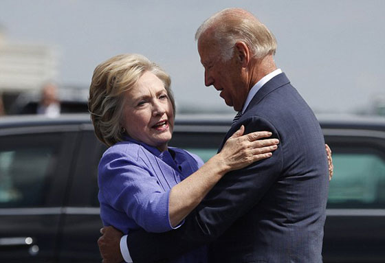 جو بايدن يعانق هيلاري كلينتون بصورة تسببت لها بحرج بالغ.. فيديو صورة رقم 2