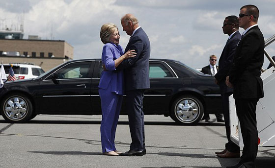 جو بايدن يعانق هيلاري كلينتون بصورة تسببت لها بحرج بالغ.. فيديو صورة رقم 3