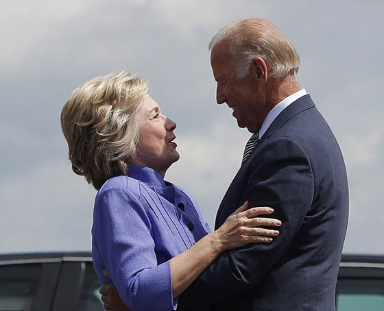 جو بايدن يعانق هيلاري كلينتون بصورة تسببت لها بحرج بالغ.. فيديو صورة رقم 4