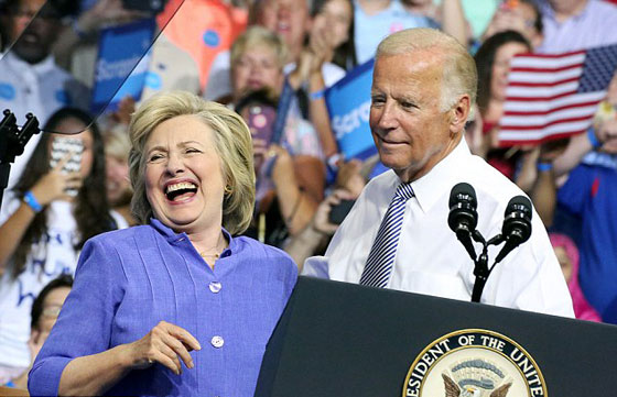 جو بايدن يعانق هيلاري كلينتون بصورة تسببت لها بحرج بالغ.. فيديو صورة رقم 5