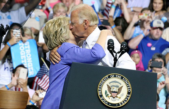 جو بايدن يعانق هيلاري كلينتون بصورة تسببت لها بحرج بالغ.. فيديو صورة رقم 6