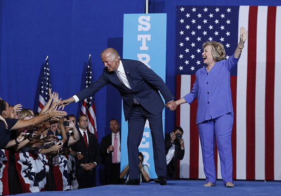 جو بايدن يعانق هيلاري كلينتون بصورة تسببت لها بحرج بالغ.. فيديو صورة رقم 7