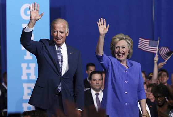 جو بايدن يعانق هيلاري كلينتون بصورة تسببت لها بحرج بالغ.. فيديو صورة رقم 8