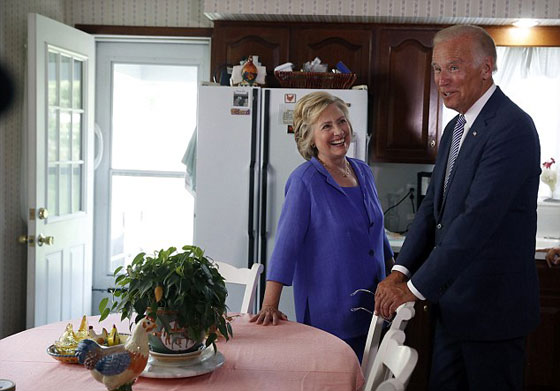 جو بايدن يعانق هيلاري كلينتون بصورة تسببت لها بحرج بالغ.. فيديو صورة رقم 9