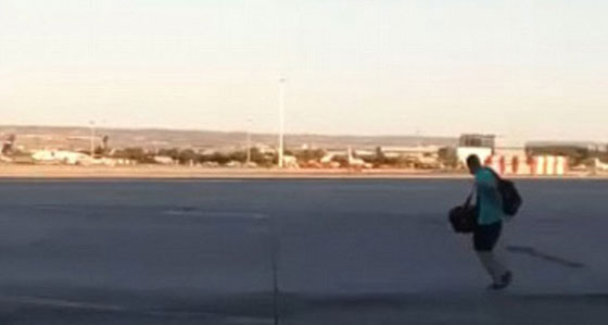 فيديو وصور.. مسافر يلاحق طائرة على مدرج المطار بعد ان فاته موعدها صورة رقم 1