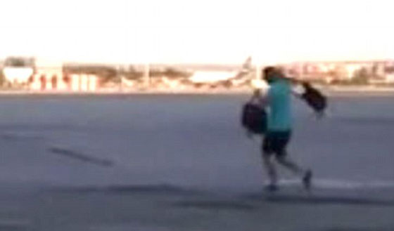 فيديو وصور.. مسافر يلاحق طائرة على مدرج المطار بعد ان فاته موعدها صورة رقم 2