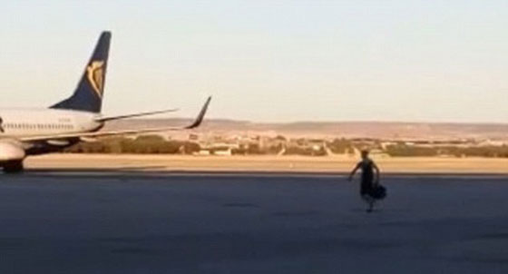 فيديو وصور.. مسافر يلاحق طائرة على مدرج المطار بعد ان فاته موعدها صورة رقم 4