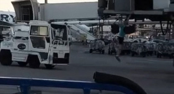 فيديو وصور.. مسافر يلاحق طائرة على مدرج المطار بعد ان فاته موعدها صورة رقم 5