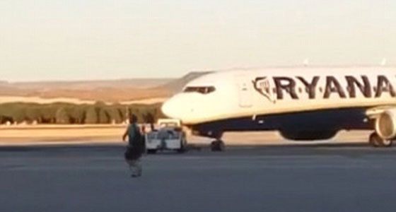 فيديو وصور.. مسافر يلاحق طائرة على مدرج المطار بعد ان فاته موعدها صورة رقم 6