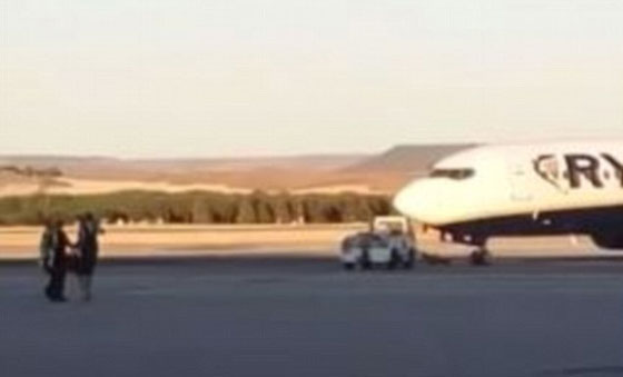 فيديو وصور.. مسافر يلاحق طائرة على مدرج المطار بعد ان فاته موعدها صورة رقم 8