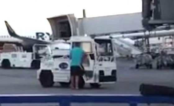فيديو وصور.. مسافر يلاحق طائرة على مدرج المطار بعد ان فاته موعدها صورة رقم 9